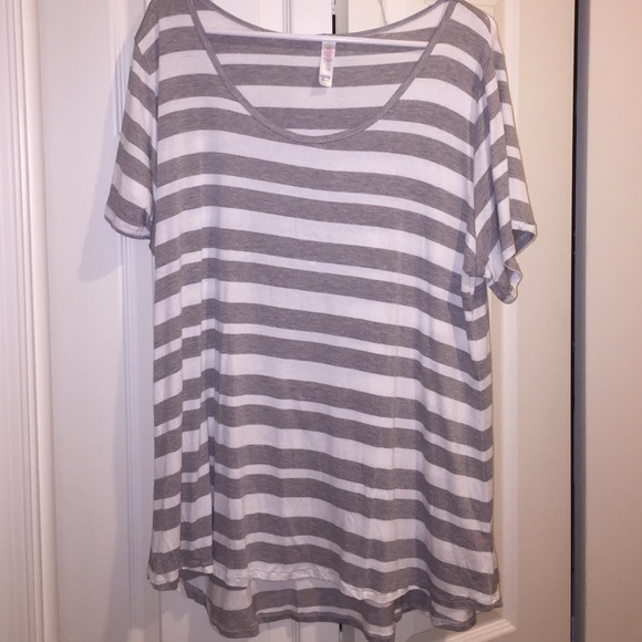 *1 HR FLASH SALE!* 🎉 LuLaRoe Classic Tee