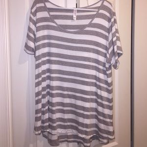 *1 HR FLASH SALE!* 🎉 LuLaRoe Classic Tee