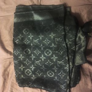 Beautiful black,silver and gray sparkly scarf 🖤