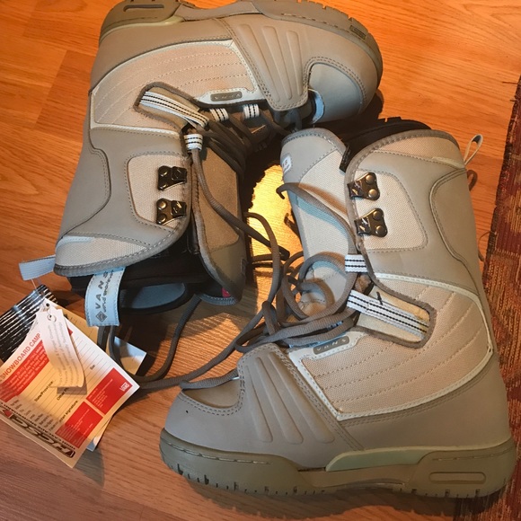 Vans Shoes - NIB 🌟SNOWBOARDING BOOTS