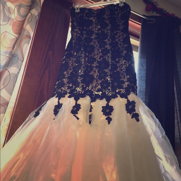 Dress/Prom - Picture 1 of 4