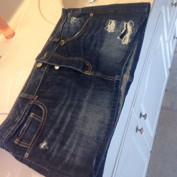 Cute ! American eagle! Mini skirt 😆