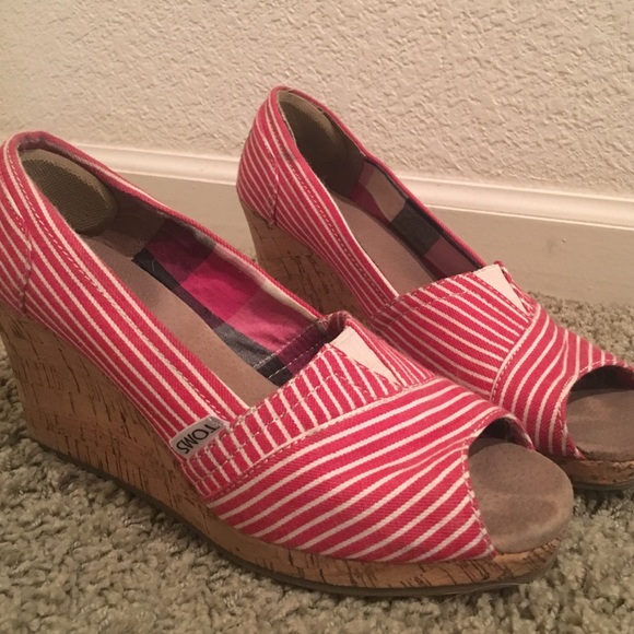 ❌SOLD on Merc❌Toms wedges red and white stripe