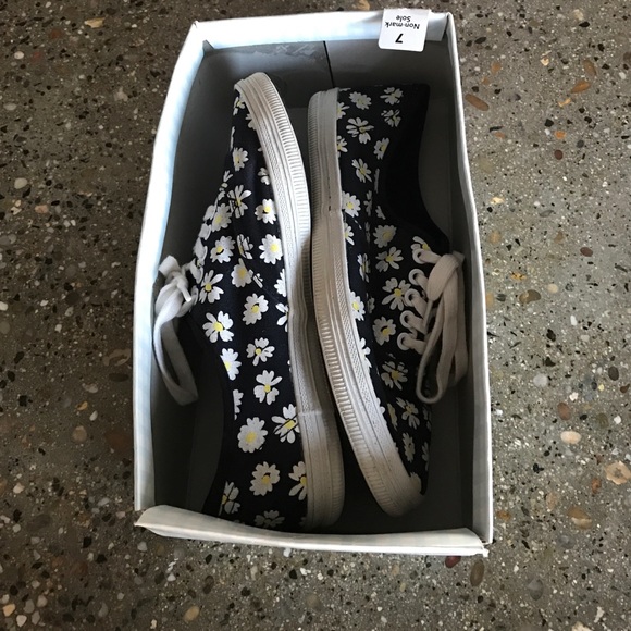 Daisy printed shoes