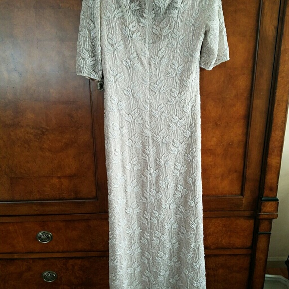 Long beaded dress perfect for a wedding, prom etc - Picture 4 of 4