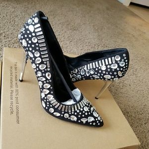 Women's Black Chic Bejeweled Pumps