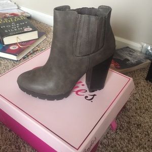 Very cute chunky heeled boot