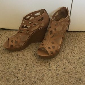 🚛 MOVING SALE Tan peep toe wedges