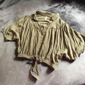 Free people super cute button up longer crop top.❤