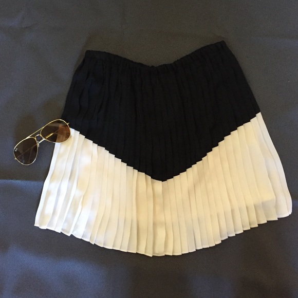 Banana Republic Black and White Pleated Skirt XS
