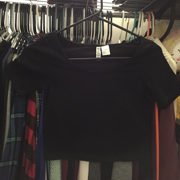 Black short sleeve crop top