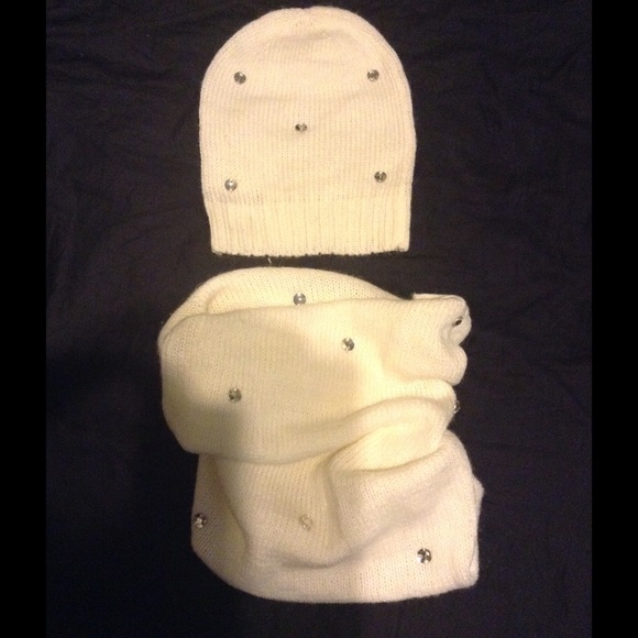 NWOT Victoria's Secret Crystal Hat & Scarf Set - Picture 1 of 2