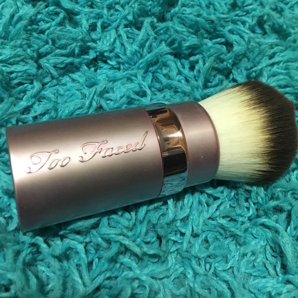 Too Faced Retractable Kabuki Brush