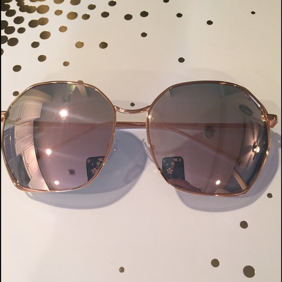 😎 Oversized vintage gold frame sunnies😎