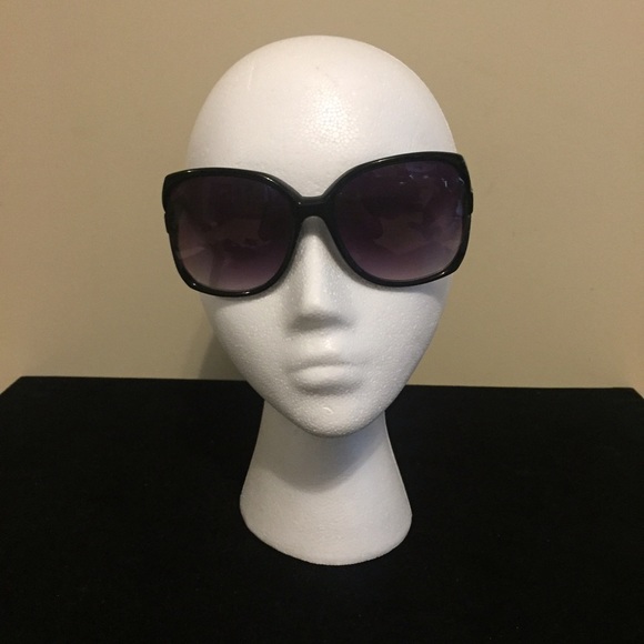 😎Oversized Glam Butterfly frame Sunnies😎