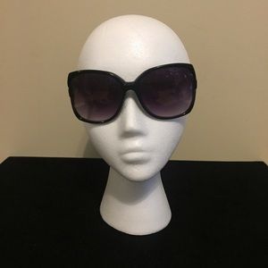 😎Oversized Glam Butterfly frame Sunnies😎