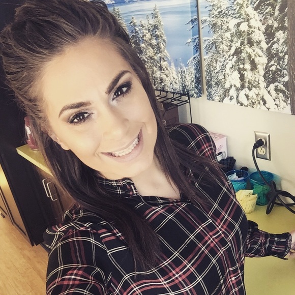 Meet your Posher, Alecia