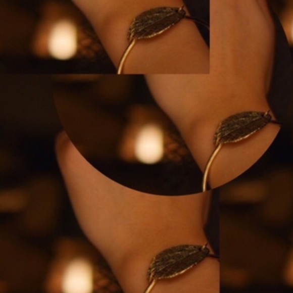 Farah Jewelry Leaf Bracelet - Picture 2 of 5