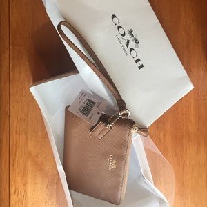 Corner Zip Wristlet in Pebble Leather