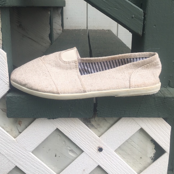 Toms-like slip ons