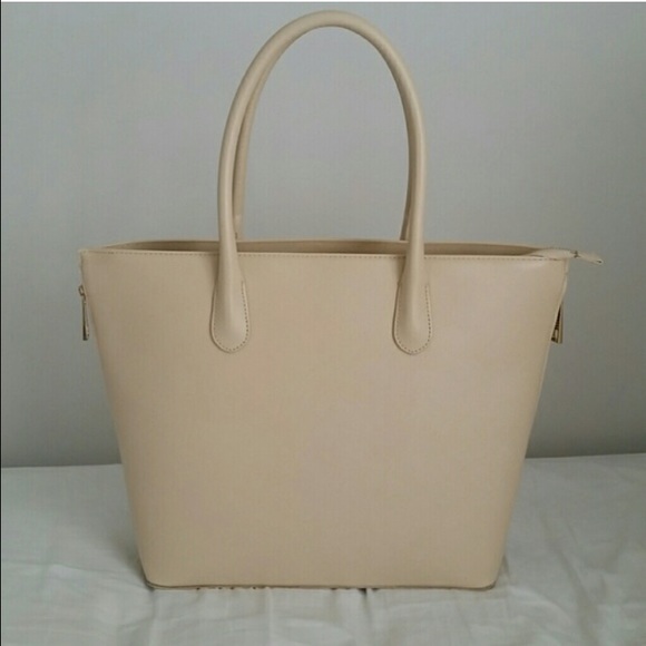 H&M tote bag.