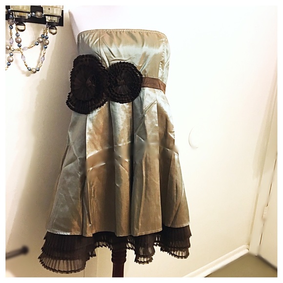 Beautiful Statement A line Dress! Elastic Back - Picture 3 of 8