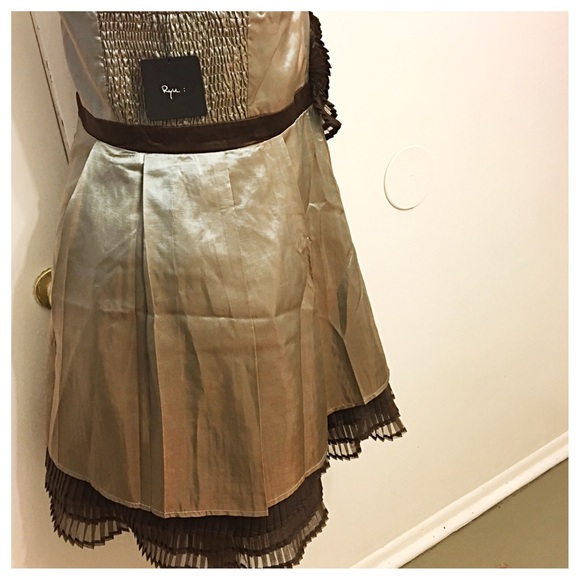 Beautiful Statement A line Dress! Elastic Back - Picture 6 of 8