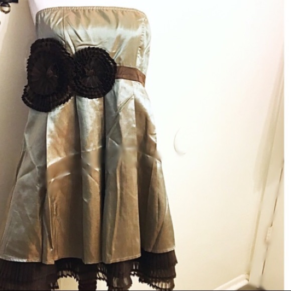 Beautiful Statement A line Dress! Elastic Back - Picture 4 of 8