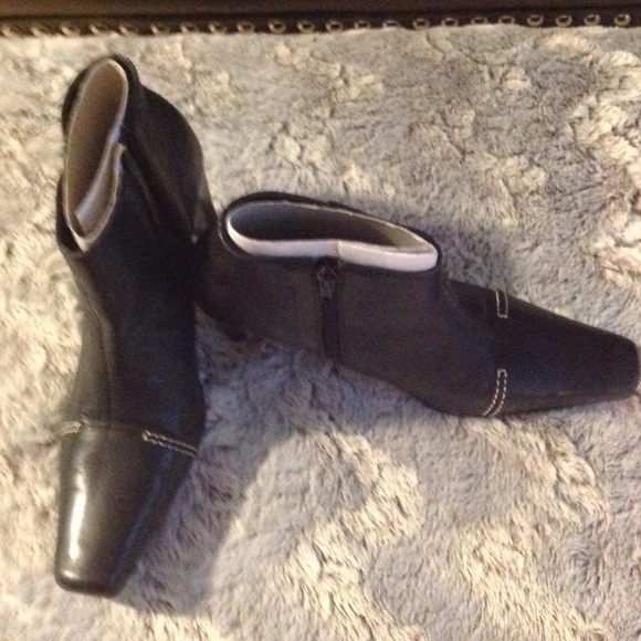 Beautiful bk leather boots trimmed w/white stitch