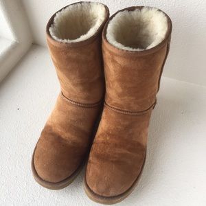 UGG CLASSIC SHORT CHESTNUT BOOTS
