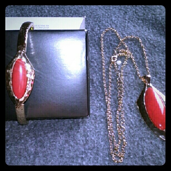 Avon Necklace with matching braclet..