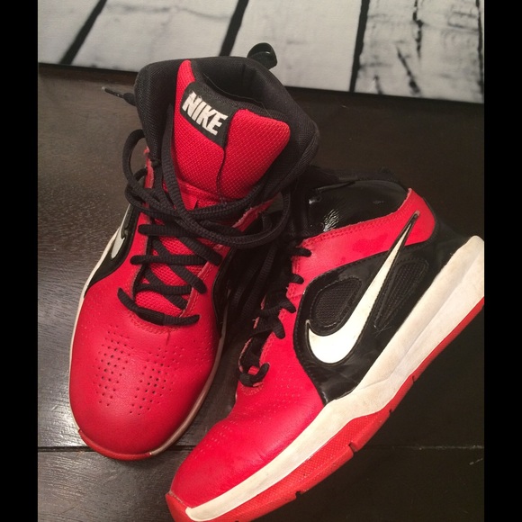 Size 5 boys Nike basketball shoe