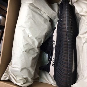 Yeezy Boost v350 black/white size 5