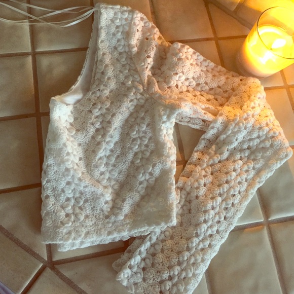 Ivory like white. Beauty full top like neW.