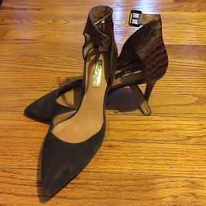 Point front 2-2 1/2 inch pumps by Halogen