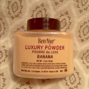Ben Nye Luxury Face Powder in Banana