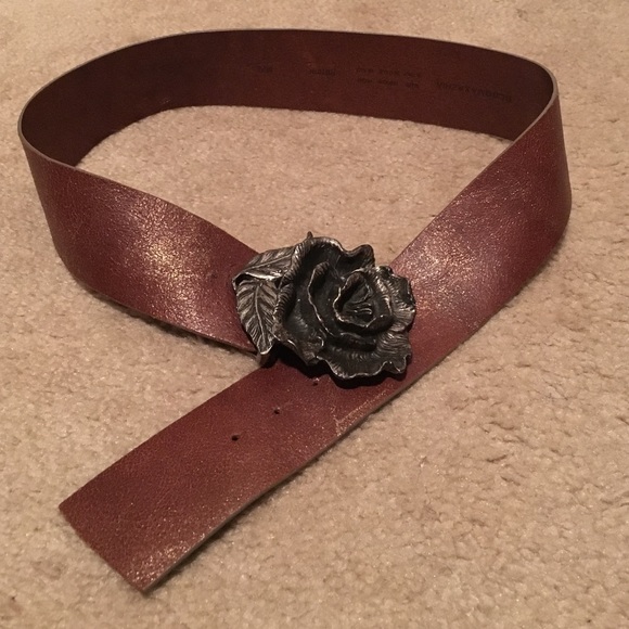 BCBGMAXAZARIA LEATHER BELT WITH SILVER ROSE