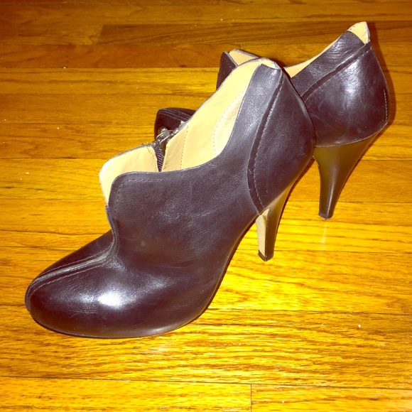 Super cute black side zip heel booties.