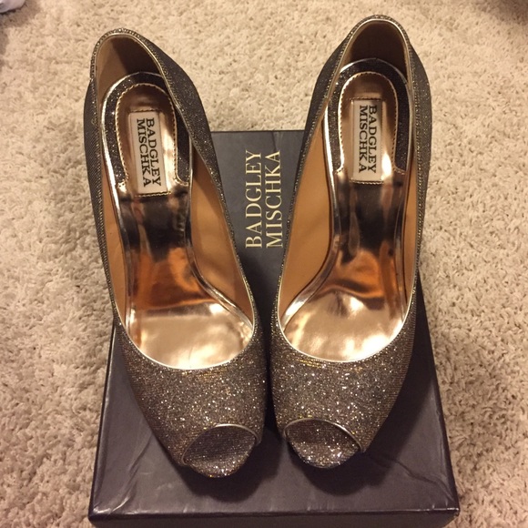 Badgley Mischka Humbie IV gold/pewter pumps.
