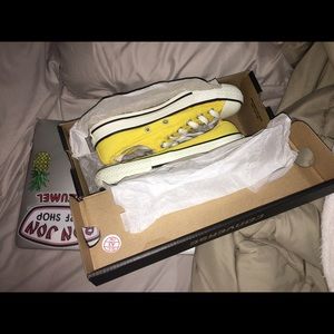 YELLOW CONVERSE