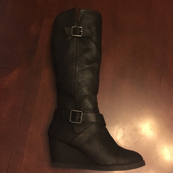 Black wedge boots size 8 but feels like 7.5