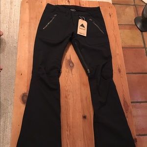 Burton women's Vida snowboard pant in size medium.
