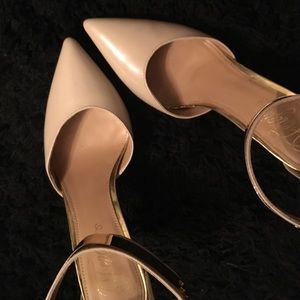 Nude pumps