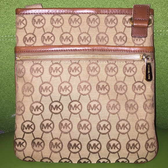 Michael Kors Crossbody - Picture 1 of 3