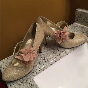 Brand new never been worn Size 8 3.5 inch heel 25