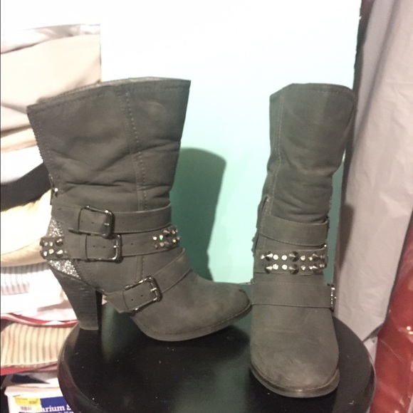 Buckle boots
