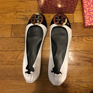 Tory Burch Serena flat in patent and leather.