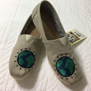 *Sold on Ⓜ️* Toms Giving Embroidered Globe