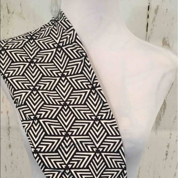 BNWT 🆕🆕 WHITE AND BLACK GEOMETRIC LULAROE LEGGIN