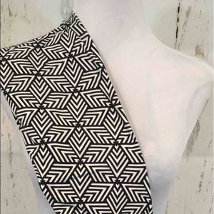 BNWT 🆕🆕 WHITE AND BLACK GEOMETRIC LULAROE LEGGIN